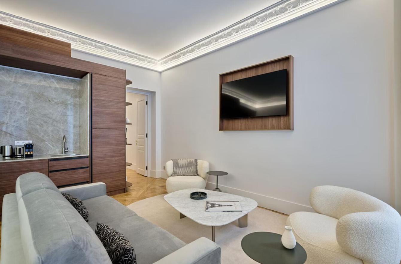 Apartment Living At It's Finest On Clarence *
